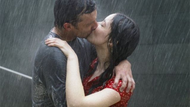 Casal se beijando na chuva