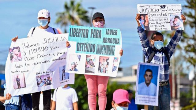 Protesta por detenidos durante el régimen.