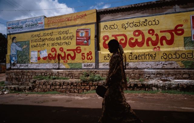 நிர்வாணமாக இழுத்துச் செல்லப்பட்ட பெண்