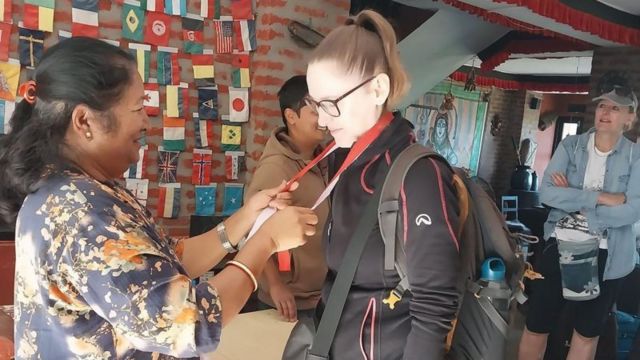 पर्यटकलाई स्वागत गर्दै