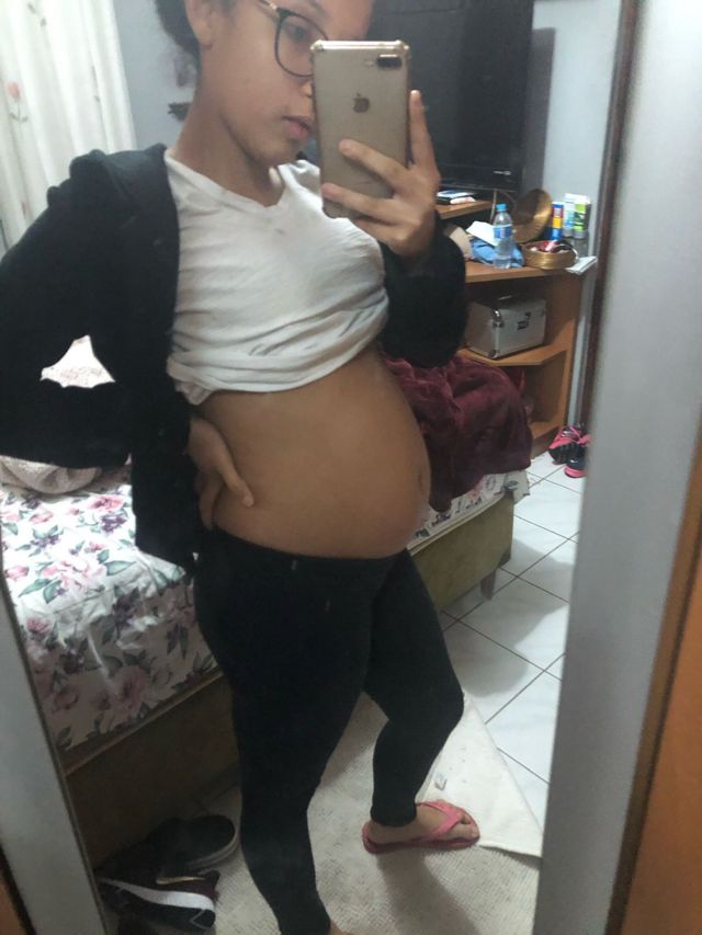 Mariana Alves de Oliveira Silva fazendo selfie no espelho com a barriga aumentada