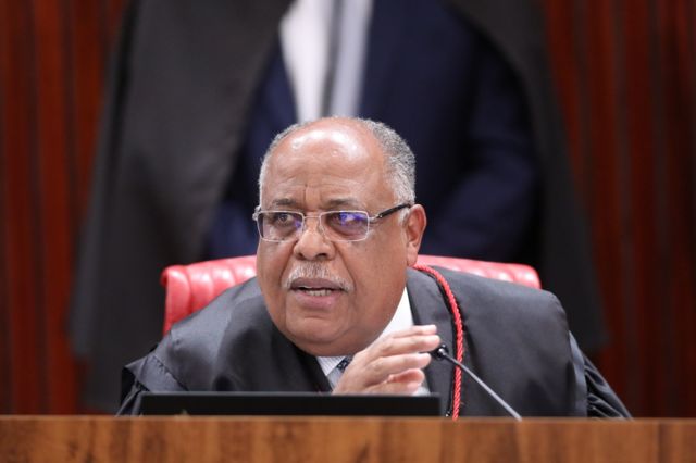 O ministro Benedito Gonçalves em close do rosto. O ministro está sentado no Plenário do TSE e veste a tradicional toga negra com cordão vermelho
