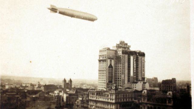 Graf Zeppelin sobrevoa o Edifício Martinelli, em São Paulo, em 1935