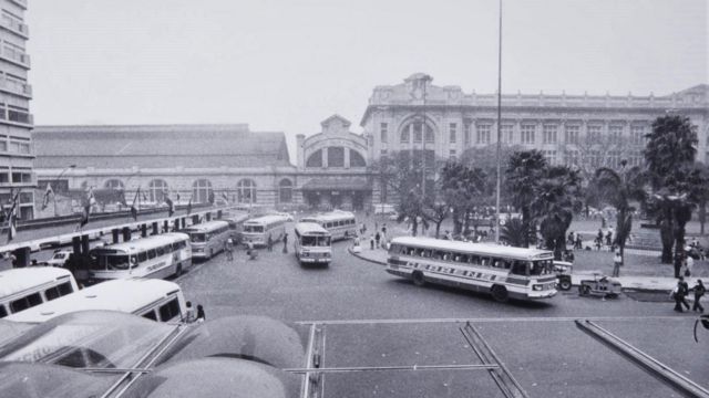 Ônibus e pessoas circulando na região da antiga rodoviária da Luz, na frente da estação Júlio Prestes