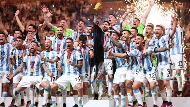 Nâng cao niềm vinh dự của Argentina trong World Cup 2022 qua hình ảnh. Chứng kiến sự nỗ lực và chiến thắng của đội tuyển này sẽ khiến bạn cảm thấy tự hào và phấn khích trong cuộc chiến của giải bóng đá này.