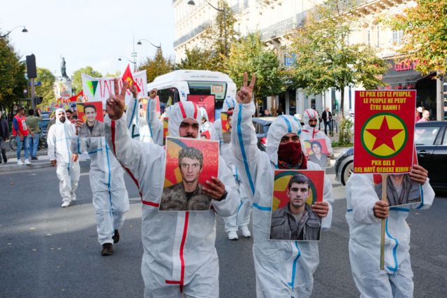 İddialar ardından Fransa'nın başkenti Paris'te, PKK destekçileri tarafından düzenlenen bir gösteri.  