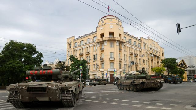 Танки у здания штаба ЮВО в Ростове-на-Дону, утро 24 июня