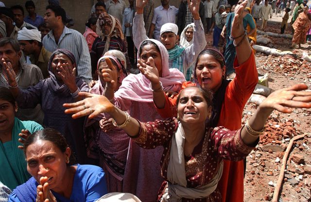২০০২ সালে গুজরাটে দাঙ্গার সময় আহমেদাবাদে কয়েকজন মুসলিম নারী নিরাপত্তার জন্য পুলিশের কাছে আকুতি জানাচ্ছেন