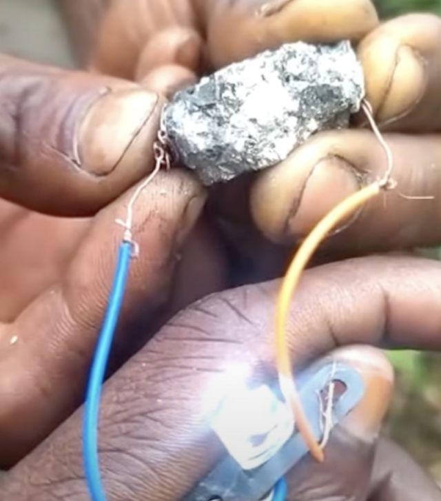 Electric rock Congo Dis natural minerals really fit power light bulbs