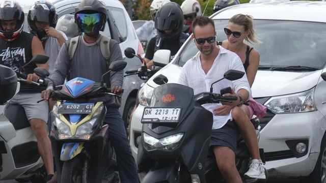 Alih-alih menyewa sepeda motor, para turis asing yang ingin berkendara wajib menggunakan kendaraan yang disediakan oleh agen perjalanan atau travel, menurut Gubernur Bali, I Wayan Koster.