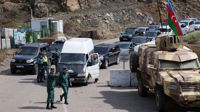 Азербайджанські військові регулюють потік машин з біженцями з Карабаху на кордоні з Вірменією