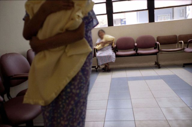 Dos jóvenes, con sus bebés en brazos en un hospital peruano. 