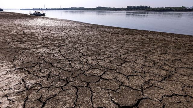 به گفته وزارت منابع آبی چین، بارندگی در حوضه آبریز رودخانه یانگ‌تسه، از سال ۱۹۶۱ که آمار آن ثبت شده، هیچ‌وقت اینقدر کم نبوده است، اوت ۲۰۲۲