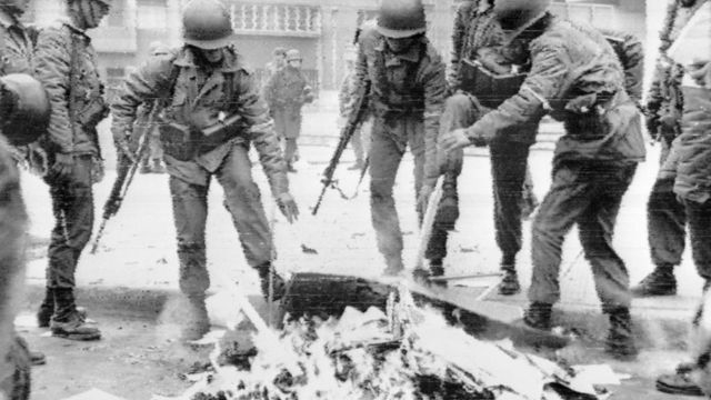 Militares quemando libros