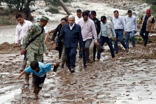 López Obrador camina en el lodo