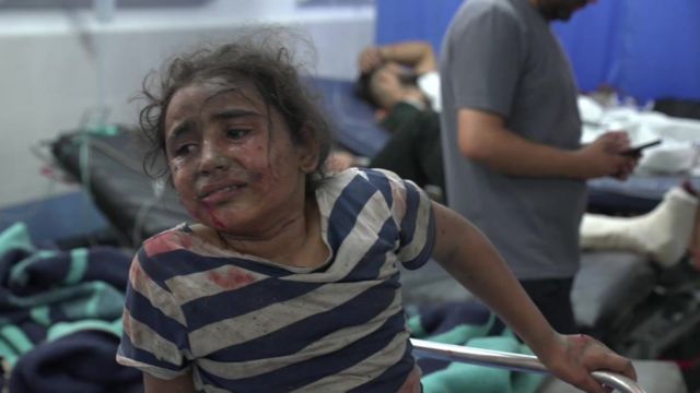 gazze'deki hastanede zamana karşı yarış: elektrikler kesilmeden yüzlerce yaralının tedavisi için mücadele ediliyor - bbc news türkçe