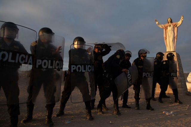 A polícia peruana fecha  a fronteira para impedir a passagem de imigrantes indocumentados. Centenas de migrantes ficaram retidos na fronteira do Chile com o Peru, à espera de cruzar para o Peru