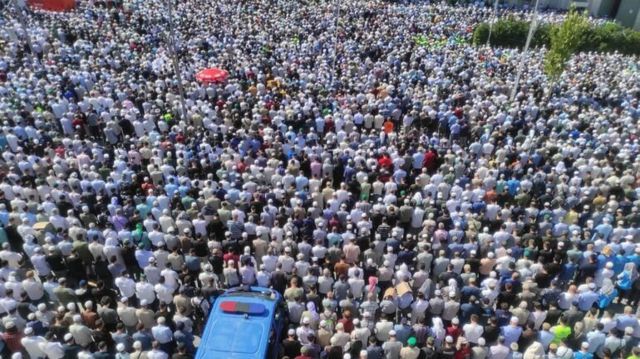 انبوه جمعیت در تشییع جنازه عبدالباکی ارول