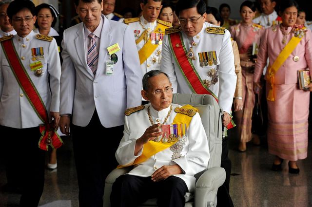 5 ธันวา: เปิดภาพเก่า เล่าบรรยากาศวันคล้ายวันพระราชสมภพ ร.9 - BBC News ไทย