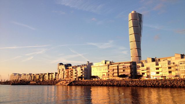 Мальмё, Швеция, со знаменитым зданием "Вращающийся торс"