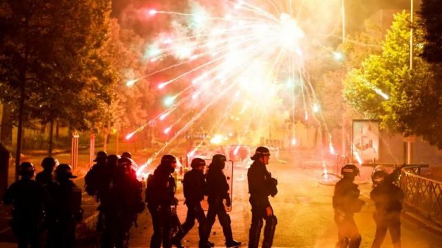 Fogos de artifícios sendo usados contra policiais