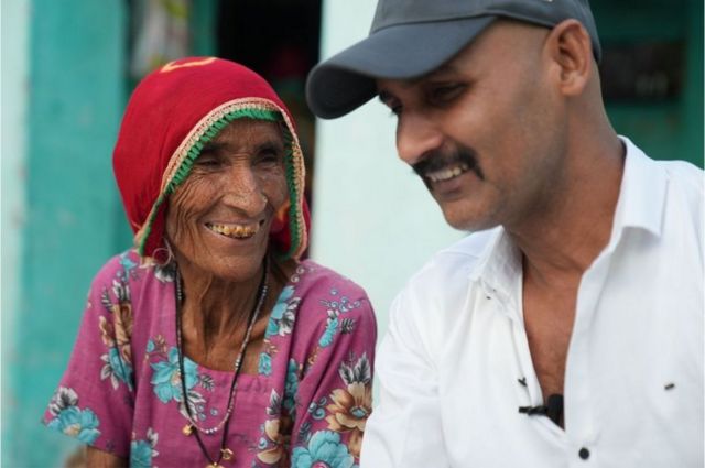 Niranaram ao lado da mãe, Anni Devi