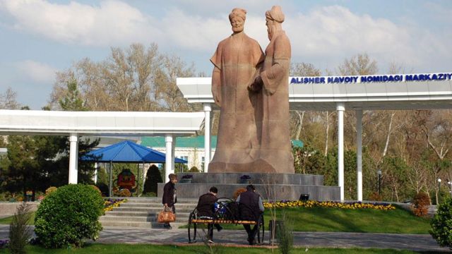 مجسمه عبدالرحمان جامی (۱۴۱۴-۱۴۹۲) و علی‌شیر نوایی (۱۴۴۱-۱۵۰۱) در یکی از میدان‌های شهر سمرقند، نمادی از دوستی دو ملت تاجیک و ازبک
