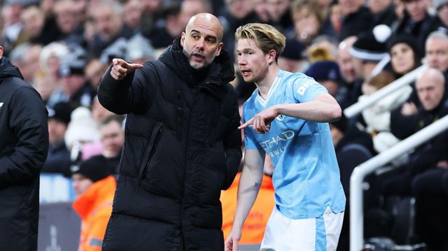 Pep Guardiola gives instructions to Kevin de Bruyne