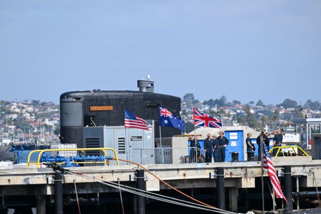 Một chiếc tàu ngầm xuất hiện tại cuộc gặp của ba nhà lãnh đạo Mỹ, Anh, Úc ở San Diego, Mỹ ngày 13/3