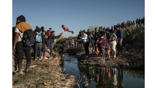 Un niño es lanzado al aire para atravesar el Río Grande y ser atajado por su padre