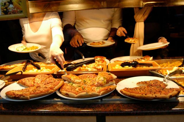 Pizzas frituras dispostas em rechauds