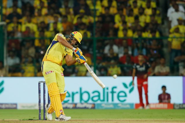 தோனி விரித்த வலையில் வீழ்ந்த கோலி