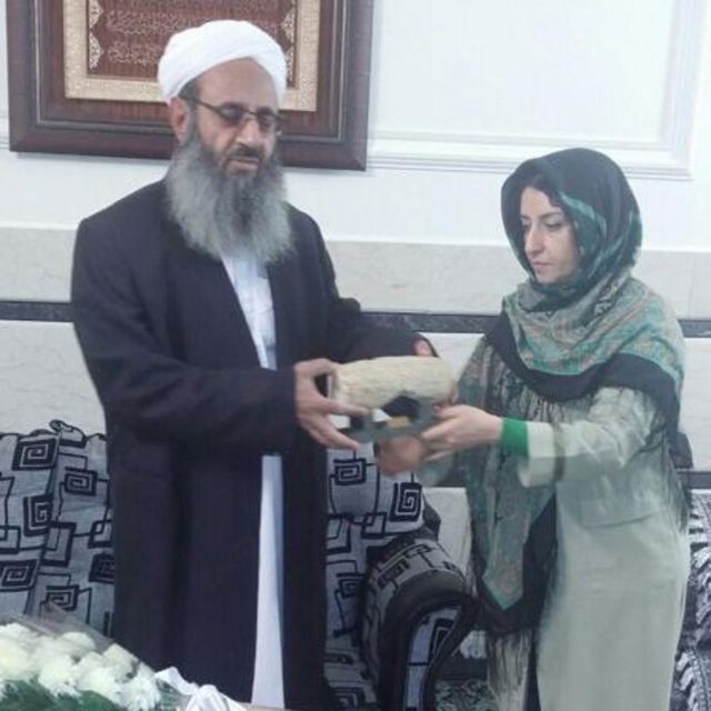 نرگس محمدی در حال اعطای جایزه تلاشگر حقوق بشر که به شکل استوانه کوروش طراحی شده به مولوی عبدالحمید