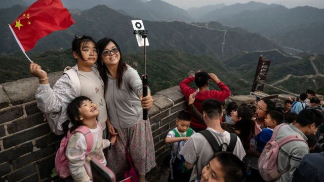 گردشگران روی دیوار چین سلفی می گیرند
