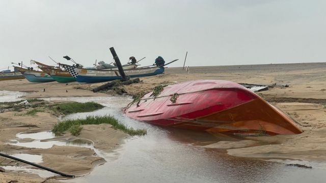 படகுகள் சேதம்
