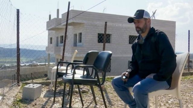 Fu'aad ayaa meel sare ka daawanaya tuuladiisa balse waxa uu sheegayaa inuusan taag u hayn weerrarada dadka Israa'iil ay halkaas dejisay