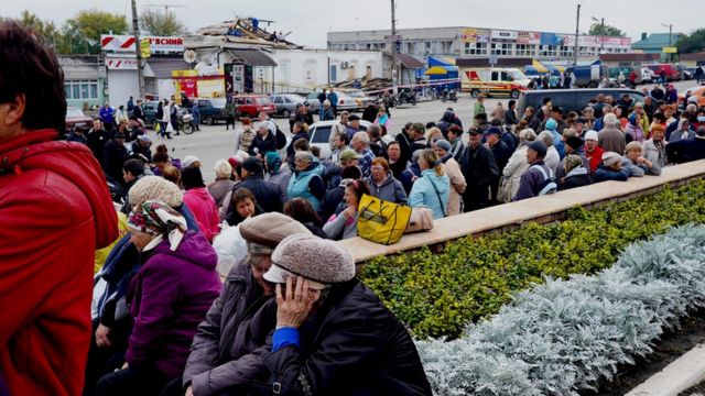 İnsani yardım bekleyn Balakliya sakinleri. 