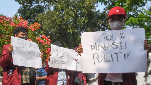 Sejumlah pengunjuk rasa membawa poster berisi pesan tuntutan dalam aksi di depan Gedung Mahkamah Konstitusi (MK), Jakarta, Minggu (15/10).