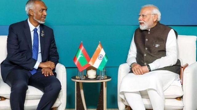 இந்திய பிரதமர் மோதியும், மாலத்தீவு அதிபர் முய்சுவும்