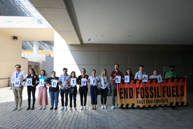 COP 28 à Dubai : L'humanité peut-elle vraiment mettre fin à sa dépendance  aux énergies fossiles ? - BBC News Afrique