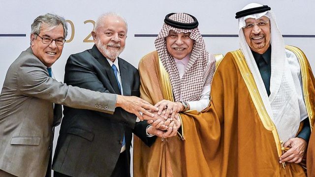 Lula durante sessão de encerramento da Mesa Redonda Brasil-Arábia Saudita, no Hotel Ritz-Carlton, em Riad, Arábia Saudita