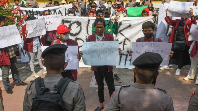 Gugatan terhadap pasal yang mengatur batas usia minimal capres-cawapres menarik perhatian berbagai kalangan. Sejumlah kelompok mahasiswa, Minggu (15/10), berdemonstrasi di depan Gedung MK, Jakarta, untuk meminta hakim konstitusi bersikap netral dalam memutus perkara.