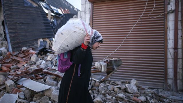 Hatay'da bir depremzede kadın 