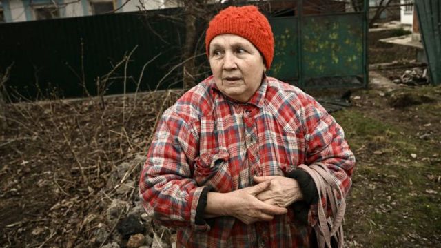 டான்பாஸ் பகுதியில் க்ளஸ்டர் குண்டுகளால் தனது வீட்டை இழந்த பெண்