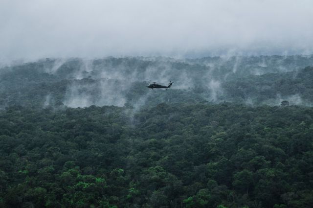 Helicptero em cima de floresta