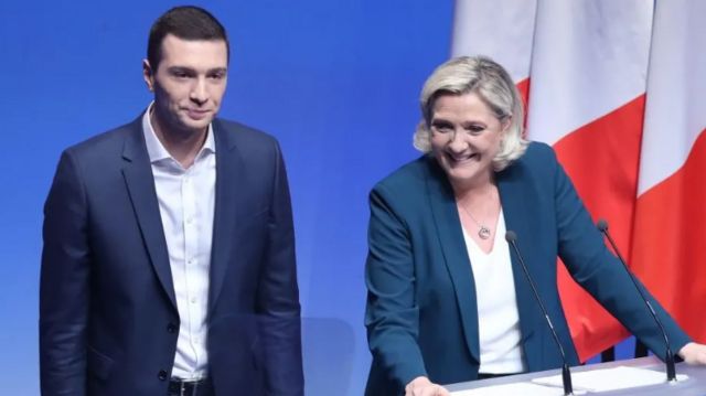 Jordan Bardella ao lado de Marine Le Pen