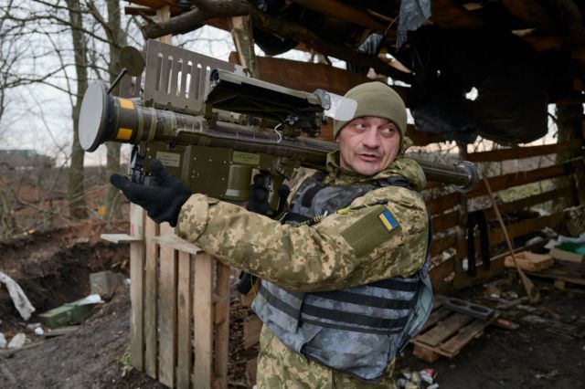یک سرباز اوکراینی با سلاح آمریکایی «منپاد» که به گفته آمریکایی‌ها برای مقابله با پهپادهای ایرانی مناسب است