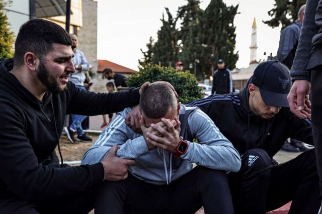 Un grupo de palestinos llora en el funeral de un hombre muerto en un ataque israelí.