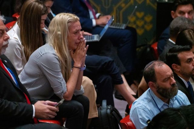 Una mujer llora en la sesión del Consejo de Seguridad de la ONU
