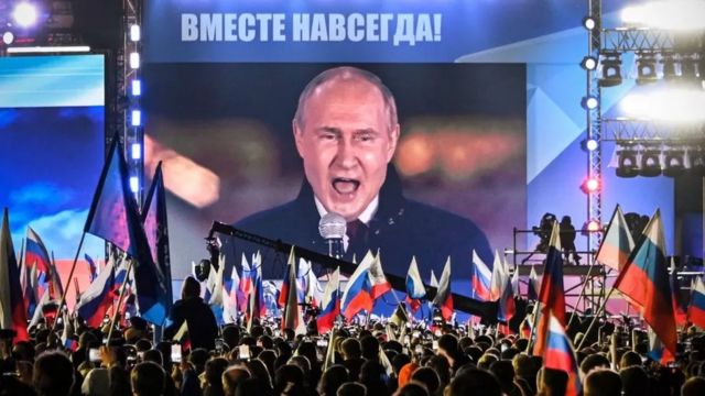 Vladimir Putin vorbește în fața unei mulțimi la Moscova